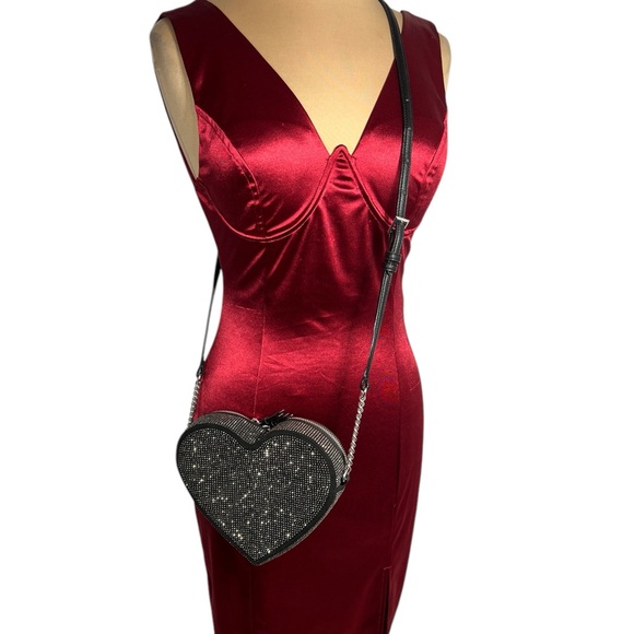 VICTORIA'S SECRET
Heart Crossbody Bag with shimmering black gunmetal rhinestones - Picture 7 of 13